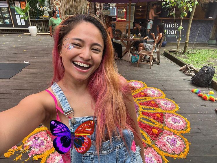 8 Potret Marshanda Saat Bikin Susu Almond dan Makan Bareng Teman