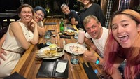 Momen Chacha dan teman-temannya ia abadikan di Instagram miliknya @marshanda99. Mereka tampak makan di sebuah restoran bergaya Bali yang kental. Foto: Instagram @marshanda99