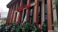 Massa yang kebanyakan mengenakan pakaian warna hijau mendatangi Holywings Jogja yang berada di Jalan Magelang, Mlati, Sleman, Senin (27/6/2022). Foto: Jauh Hari Wawan S/detikcom