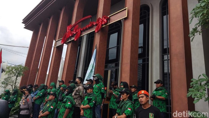 Massa geruduk Holywings di Sleman, Senin (27/6/2022) Massa geruduk Holywings di Sleman, Senin (27/6/2022).