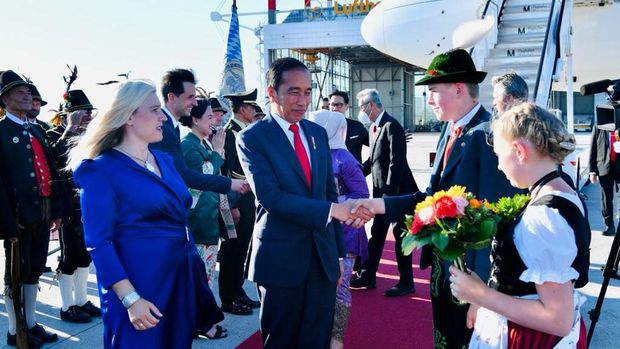 Masyarakat Indonesia yang berada di Munich nampak antusias menyambut ketibaan Presiden Joko Widodo beserta Ibu Iriana di hotel tempat menginap pada tanggal 26 Juni 2022. (Dok: Biro Pers Sekretariat Presiden)