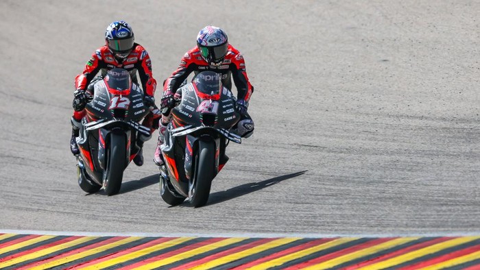 18 June 2022, Saxony, Hohenstein-Ernstthal: Motorsport/Motorcycle, German Grand Prix, MotoGP, 4th free practice at the Sachsenring.Aleix Espargaro from Spain (front) and Maverick Vinales from Spain of the Aprilia Racing Team drive around the track. Photo: Jan Woitas/dpa (Photo by Jan Woitas/picture alliance via Getty Images)