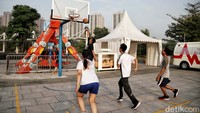 Bagi anda yang suka olahraga, anda juga bisa bermain bola basket di sana.