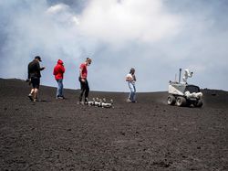 Uji Coba Robot Penjelajah Planet di Gunung Teraktif Eropa