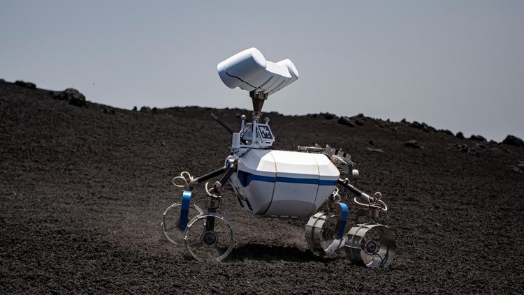 Melihat Pengujian Robot Eksplorasi Planet di Gunung Etna, Italia A remotely controlled robot is tested on Mount Etna for future space exploration by scientists from the European Space Agency (ESA) and the German Aerospace Center on Mount Etna, Italy June 23, 2022. Picture taken June 23, 2022. Giuseppe Di Stefano - Etna Walk/Handout via REUTERS ATTENTION EDITORS - THIS IMAGE HAS BEEN SUPPLIED BY A THIRD PARTY.