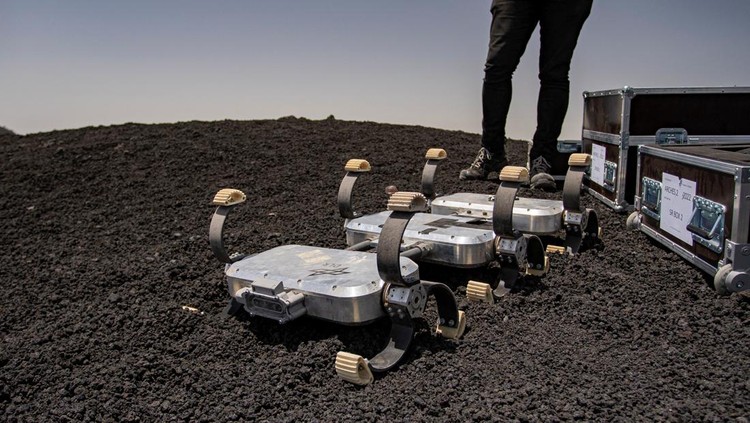 Melihat Pengujian Robot Eksplorasi Planet di Gunung Etna, Italia A remotely controlled robot is tested on Mount Etna for future space exploration by scientists from the European Space Agency (ESA) and the German Aerospace Center on Mount Etna, Italy June 23, 2022. Picture taken June 23, 2022. Giuseppe Di Stefano - Etna Walk/Handout via REUTERS ATTENTION EDITORS - THIS IMAGE HAS BEEN SUPPLIED BY A THIRD PARTY.
