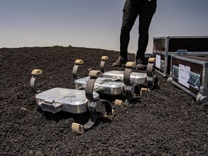 Uji Coba Robot Penjelajah Planet di Gunung Teraktif Eropa