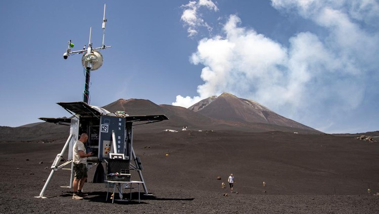 Melihat Pengujian Robot Eksplorasi Planet di Gunung Etna, Italia A remotely controlled robot is tested on Mount Etna for future space exploration by scientists from the European Space Agency (ESA) and the German Aerospace Center on Mount Etna, Italy June 23, 2022. Picture taken June 23, 2022. Giuseppe Di Stefano - Etna Walk/Handout via REUTERS ATTENTION EDITORS - THIS IMAGE HAS BEEN SUPPLIED BY A THIRD PARTY.