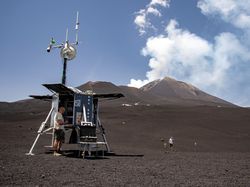 Uji Coba Robot Penjelajah Planet di Gunung Teraktif Eropa