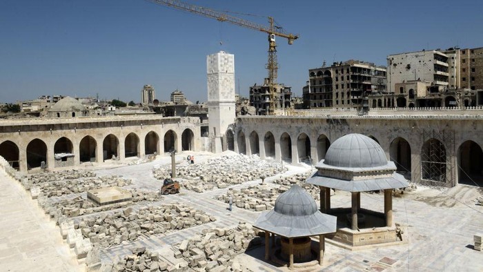 Membangun Kembali Masjid Umayyah di Aleppo yang Hancur Akibat Perang TOPSHOT - Blocks of ashlar are arranged in the courtyard of the Grand Umayyad mosque in the northern Syrian city of Aleppo on June 23, 2022, during its renovation as part of a Syrian government initiative with a financial donation by Ramzan Kadyrov, the strongman of Russia's Chechnya region. - An archaeological treasure in Aleppo's UNESCO-listed Old City, the mosque was the centre of fighting between rebels and government forces for months and suffered extensive damage. The Umayyad mosque was originally built in the 8th century but was apparently destroyed and then rebuilt in the 13th century. (Photo by AFP) (Photo by -/AFP via Getty Images)