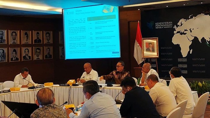 Mendag Zulkifli Hasan bertemu pengusaha minyak goreng dan kelapa sawit. Pertemuan ini membahas mengenai rencana produksi minyak goreng kemasan rakyat.