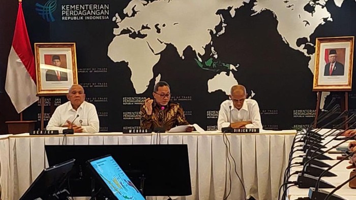 Mendag Zulkifli Hasan bertemu pengusaha minyak goreng dan kelapa sawit. Pertemuan ini membahas mengenai rencana produksi minyak goreng kemasan rakyat.