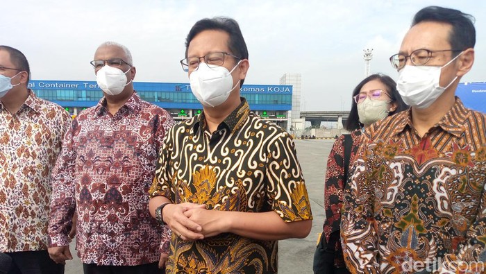 Menkes Budi Gunadi Sadikin Menkes Budi Gunadi Sadikin di acara penyerahan 300 Unit Vaccine Refrigerator dari Pemerintah Jepang melalui UNICEF di JICT (Jakarta International Container Terminal) Tanjung Priok, Jakarta Utara, Minggu (26/6/2022).