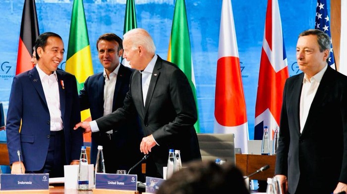 Momen Hangat Jokowi Bareng Joe Biden dan Emmanuel Macron Momen Hangat Jokowi Bareng Joe Biden dan Emmanuel Macron