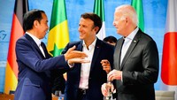 Emmanuel Macron dan Joe Biden pun saling melempar senyum.  