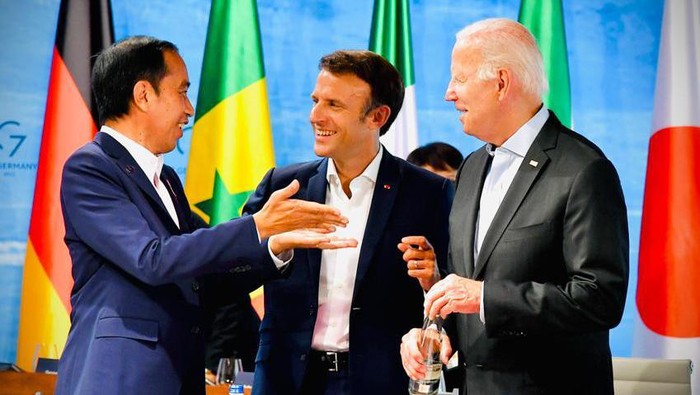 Momen Hangat Jokowi Bareng Joe Biden dan Emmanuel Macron Momen Hangat Jokowi Bareng Joe Biden dan Emmanuel Macron