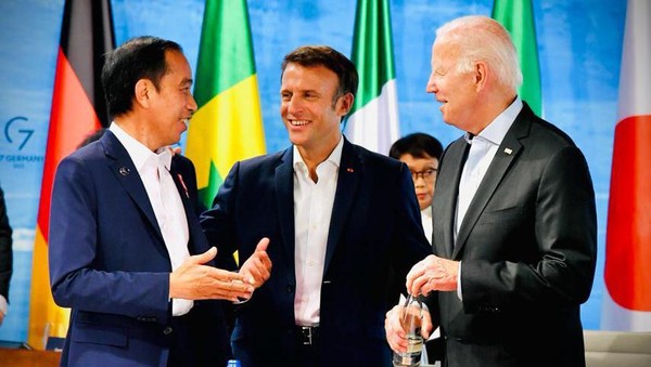 Momen Hangat Jokowi Bareng Joe Biden dan Emmanuel Macron