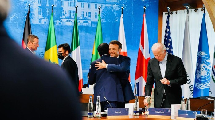 Momen Hangat Jokowi Bareng Joe Biden dan Emmanuel Macron Momen Hangat Jokowi Bareng Joe Biden dan Emmanuel Macron