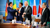 Ini momen hangat Presiden Jokowi saat menyapa Joe Biden dan Emmanuel Macron di hari kedua kunjungannya di Munich, Jerman.