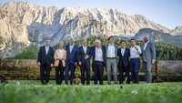 Pemimpin Kelompok Tujuh berpose selama foto bersama di KTT G7 di Kastil Elmau di Kruen, dekat Garmisch-Partenkirchen, Jerman. Mereka adalah Perdana Menteri Italia Mario Draghi, Presiden Komisi Eropa Ursula von der Leyen, Presiden AS Joe Biden, Kanselir Jerman Olaf Scholz, Perdana Menteri Inggris Boris Johnson, Perdana Menteri Kanada Justin Trudeau, Perdana Menteri Jepang Fumio Kishida, Presiden Prancis Emmanuel Macron dan Presiden Dewan Eropa Charles Michel.