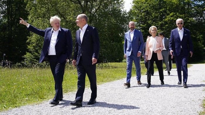 Momen Keakraban Para Pemimpin G7 dalam KTT di Jerman From left, President Emmanuel Macron, US President Joe Biden, European Commission President Ursula von der Leyen and Canada's Prime Minister Justin Trudeau leave after posing for a group photo , during the G7 Summit, at Castle Elmau in Kruen, near Garmisch-Partenkirchen, Germany, Sunday, June 26, 2022. The Group of Seven leading economic powers are meeting in Germany for their annual gathering Sunday through Tuesday. (Brendan Smialowski/Pool via AP)