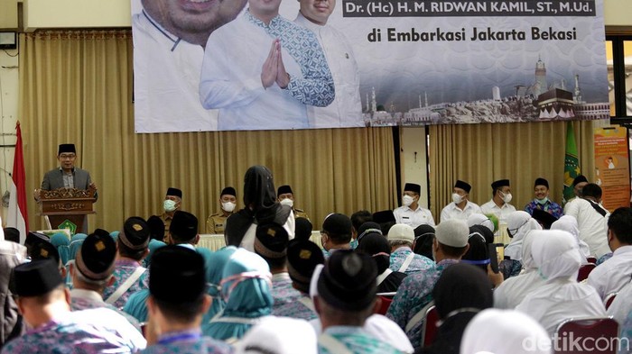 Momen Ridwan Kamil Lepas Jemaah Calon Haji Asal Jawa Barat Gubernur Ridwan Kamil melepas jemaah calon haji kloter 34 asal Kabupaten Ciamis, Bogor, dan Pangandaran. Kegiatan itu digelar di Asrama Haji Bekasi.
