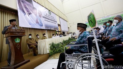 Momen Ridwan Kamil Lepas Jemaah Calon Haji Asal Jawa Barat