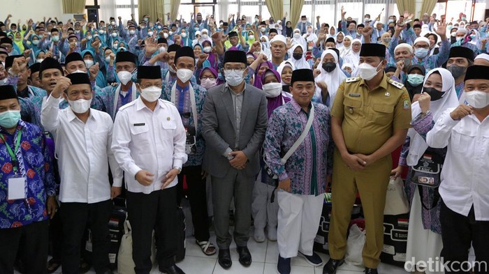 Momen Ridwan Kamil Lepas Jemaah Calon Haji Asal Jawa Barat Gubernur Ridwan Kamil melepas jemaah calon haji kloter 34 asal Kabupaten Ciamis, Bogor, dan Pangandaran. Kegiatan itu digelar di Asrama Haji Bekasi.