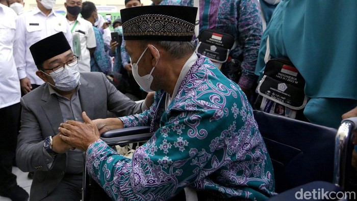 Gubernur Ridwan Kamil melepas jemaah calon haji kloter 34 asal Kabupaten Ciamis, Bogor, dan Pangandaran. Kegiatan itu digelar di Asrama Haji Bekasi.