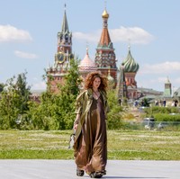 Moscow Fashion Week 2022 digelar di berbagai tempat ikonik di ibukota Rusia ini. Seperti fashion show koleksi karya British Higher School of Art and Design yang ditampilkan di Moscow Fashion Week ini. Fashion show digelar di Zaryade Park dengan latar belakang St. Basils Cathedral.  Foto: Sefa Karacan/Getty Images.