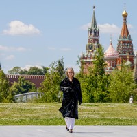 Moscow Fashion Week 2022 digelar di berbagai tempat ikonik di ibukota Rusia ini. Seperti fashion show koleksi karya British Higher School of Art and Design yang ditampilkan di Moscow Fashion Week ini. Fashion show digelar di Zaryade Park dengan latar belakang St. Basils Cathedral.  Foto: Sefa Karacan/Getty Images.