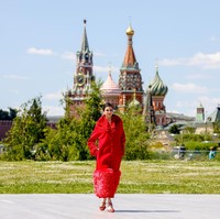 Moscow Fashion Week 2022 digelar di berbagai tempat ikonik di ibukota Rusia ini. Seperti fashion show koleksi karya British Higher School of Art and Design yang ditampilkan di Moscow Fashion Week ini. Fashion show digelar di Zaryade Park dengan latar belakang St. Basils Cathedral. Foto: Getty Images/Anadolu Agency