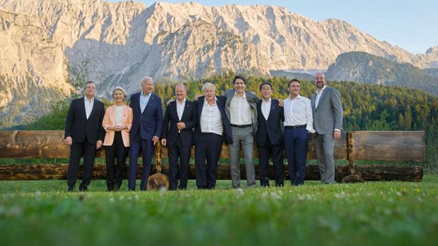 Negara G7 Apa Saja?(L-R) Italian Prime Minister Mario Draghi, President of the European Commission Ursula von der Leyen, US President Joe Biden, German Chancellor Olaf Scholz, British Prime Minister Boris Johnson, Canadian Prime Minister Justin Trudeau, Japanese Prime Minister Fumio Kishida, French President Emmanuel Macron and President of the European Council Charles Michel pose for an informal group photo standing at a bench after a working dinner during the G7 Summit held at Elmau Castle, southern Germany on June 26, 2022. (Photo by Markus Schreiber / POOL / AFP)