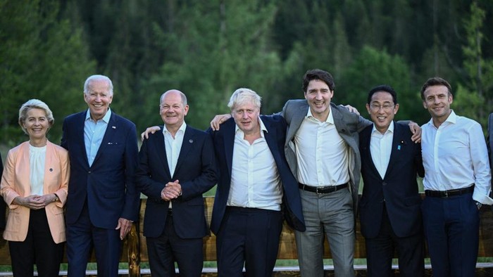 Negara G7 Apa Saja?

(L-R) Italian Prime Minister Mario Draghi, President of the European Commission Ursula von der Leyen, US President Joe Biden, German Chancellor Olaf Scholz, British Prime Minister Boris Johnson, Canadian Prime Minister Justin Trudeau, Japanese Prime Minister Fumio Kishida, French President Emmanuel Macron and President of the European Council Charles Michel pose for an informal group photo standing at a bench after a working dinner during the G7 Summit held at Elmau Castle, southern Germany on June 26, 2022. (Photo by Markus Schreiber / POOL / AFP)