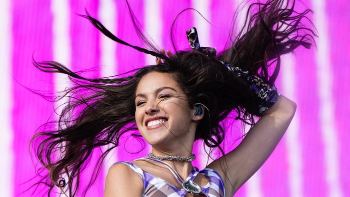 GLASTONBURY, ENGLAND - JUNE 25: Olivia Rodrigo performs on the Other Stage during day four of Glastonbury Festival at Worthy Farm, Pilton on June 25, 2022 in Glastonbury, England. (Photo by Samir Hussein/WireImage)