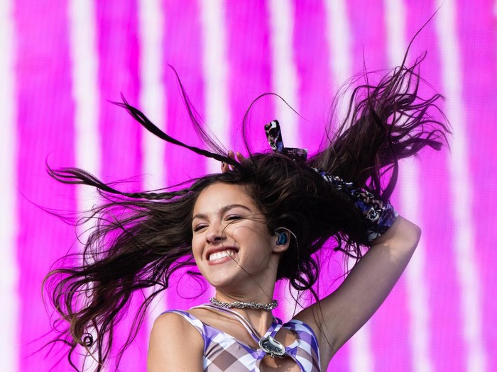 Olivia Rodrigo di Glastonbury 2022 GLASTONBURY, ENGLAND - JUNE 25: Olivia Rodrigo performs on the Other Stage during day four of Glastonbury Festival at Worthy Farm, Pilton on June 25, 2022 in Glastonbury, England. (Photo by Samir Hussein/WireImage)