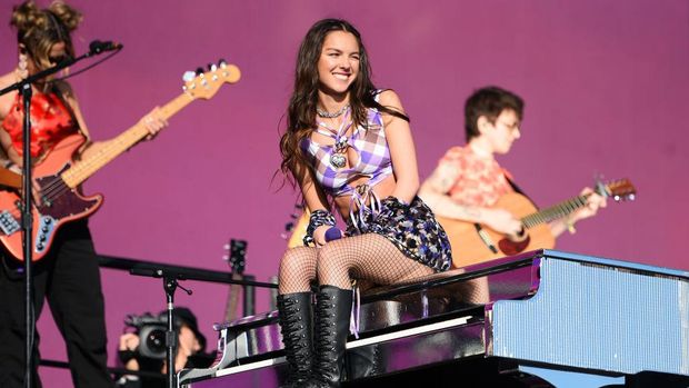 GLASTONBURY, ENGLAND - JUNE 25: Olivia Rodrigo performs on the Other Stage during day four of Glastonbury Festival at Worthy Farm, Pilton on June 25, 2022 in Glastonbury, England. (Photo by Matthew Baker/Redferns)