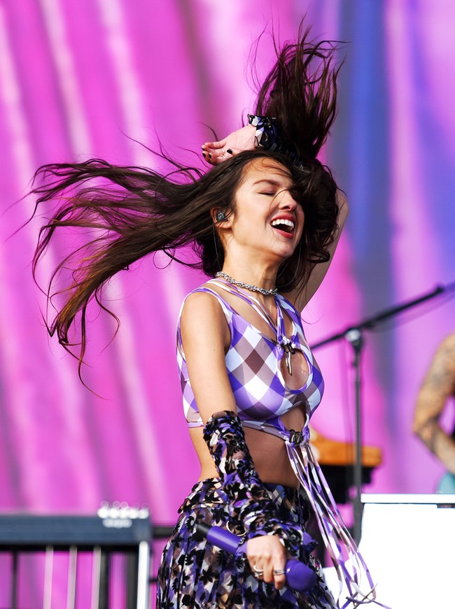 Olivia Rodrigo memanfaatkan penampilan di Glastonbury 2022 untuk menyuarakan protesnya terhadap keputusan Mahkamah Agung AS sehari sebelumnya yang menganulir Roe vs. Wade, putusan 50 tahun lalu yang membolehkan perempuan melakukan aborsi. (Foto: Redferns/Matthew Baker)