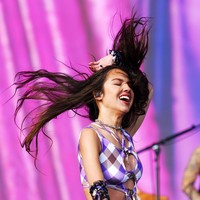 Olivia Rodrigo memanfaatkan penampilan di Glastonbury 2022 untuk menyuarakan protesnya terhadap keputusan Mahkamah Agung AS sehari sebelumnya yang menganulir Roe vs. Wade, putusan 50 tahun lalu yang membolehkan perempuan melakukan aborsi. (Foto: Redferns/Matthew Baker)