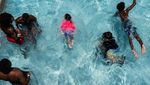 Panas Ekstrem Bikin Kolam Renang di Texas Ditambah Es Batu