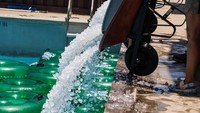 Cuaca panas membuat suhu kolam di wahana Typhoon Texas Waterpark naik.