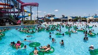 Suasana Typhoon Texas Waterpark ramai pengunjung di tengah cuaca panas yang melanda Texas.