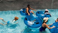 Berenang atau berendam menjadi salah satu cara warga menghadi cuaca panas.