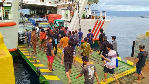 Para penumpang masuk ke KMP Nusa Dua saat bersandar ke Dermaga 1 Pelabuhan Gilimanuk, Senin (27/6/2022)