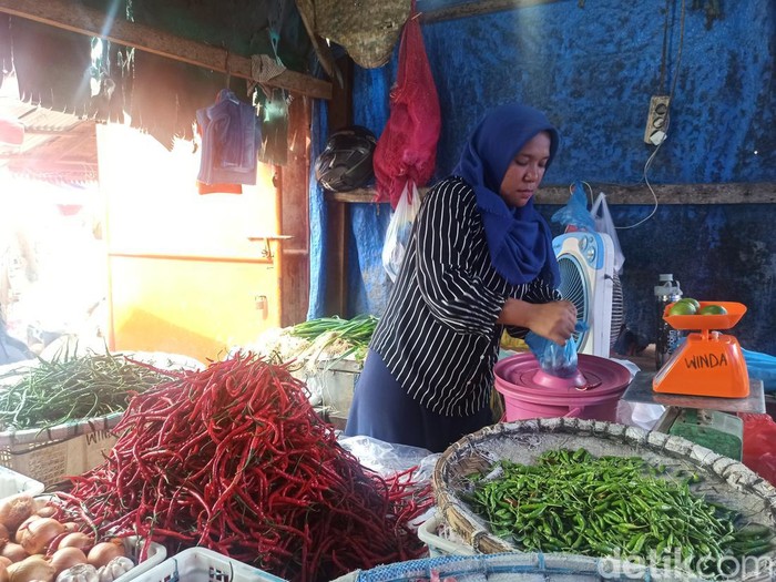 Pedagang saat melayani pembeli di Pasar Simpang Limun Medan, Senin (27/6/2022).