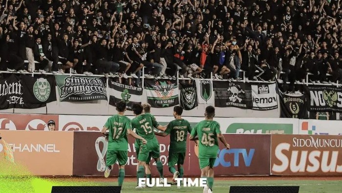 Pemain PSS merayakan gol Ze Valente.