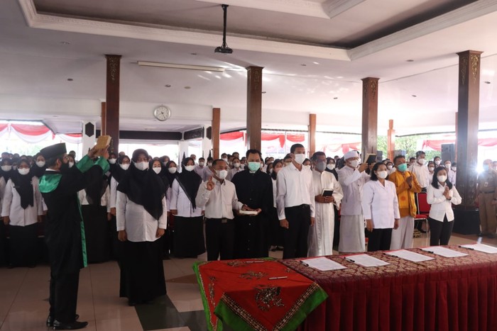 Pemberian Surat Keputusan (SK) Pegawai Pemerintah dengan Perjanjian Kerja (P3K) kepada guru honorer Wonogiri di Pendapa Rumah Dinas Bupati Wonogiri, Senin (27/6/2022).