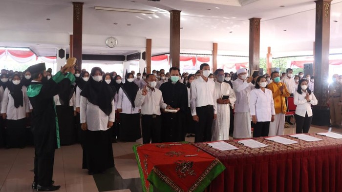 Pemberian Surat Keputusan (SK) Pegawai Pemerintah dengan Perjanjian Kerja (P3K) kepada guru honorer Wonogiri di Pendapa Rumah Dinas Bupati Wonogiri, Senin (27/6/2022).
