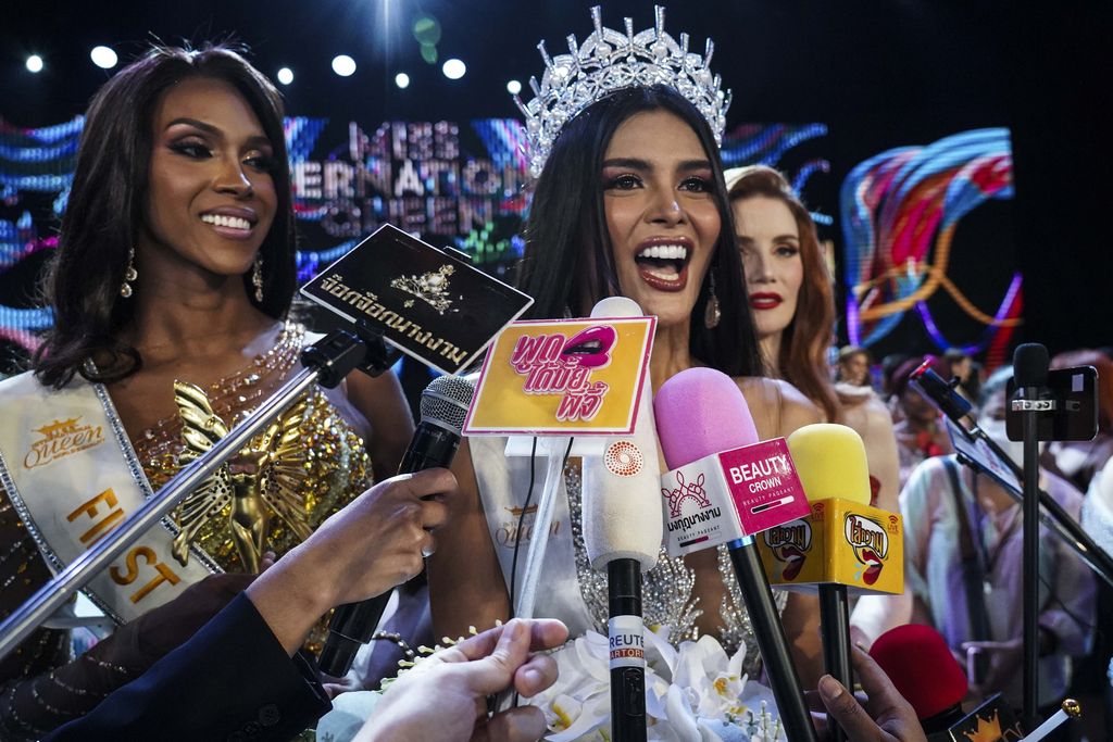 Pemenang Miss Filipina Fuschia Anne Ravena (tengah) diapit oleh runner-up pertama 'Miss Colombia' Jasmine Jimenez (C-L) dan runner-up kedua 'Miss France' Aela Chanel (C-R) dan kontestan lainnya selama kecantikan transgender Miss International Queen 2022 kontes di Pattaya, provinsi Chonburi, Thailand, (25/6/2022). (Anusak Laowilas/NurPhoto via Getty Images)
