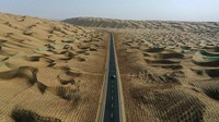 Foto udara memperlihatkan keindahan jalan raya gurun pasir di Bazhou, Provinsi Xinjiang, China, Minggu (26/6/2022) waktu setempat.